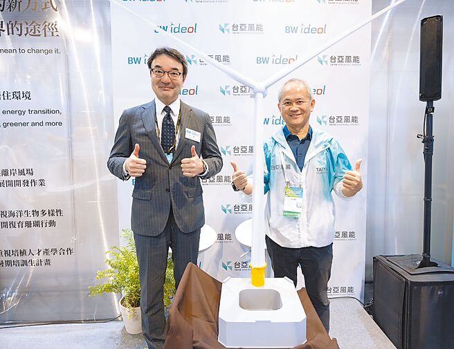 BW Ideol亞洲區業務開發經理山田睦（左）、台亞風能董事長吳坤達（右）與「阻尼池」（Damping Pool）浮動式基礎模型合影。圖／台亞風能提供