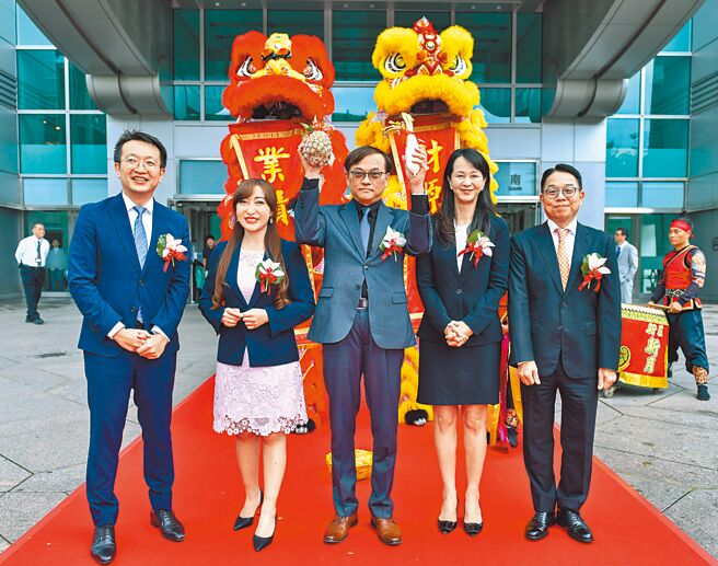 康霈生技4日舉行上市掛牌典禮，董事長徐坴暉（中）、執行長暨研發長凌玉芳（左二）等出席儀式慶賀。圖／王德為