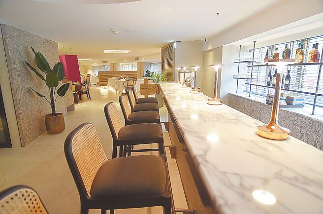 台北国联二楼〈北馥楼〉餐厅全新增设酒吧，提供多种饮料供客人品饮或佐餐。图／姚舜