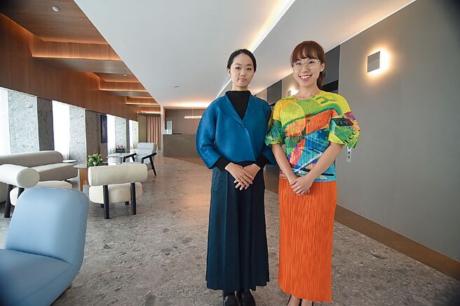 台北国联大饭店的第一线接待人员的制服也换上三宅一生（PLEATS PLEASE ISSEY MIYAKE）、山崎隆史、夏姿等国内外设计师品牌作品。图／姚舜