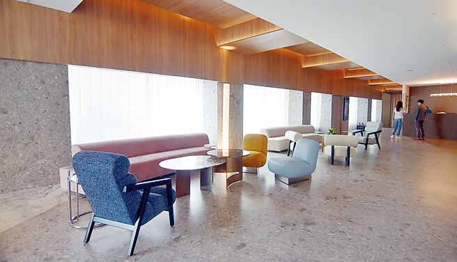 台北国联饭店的一楼大厅已全面换装。图／姚舜