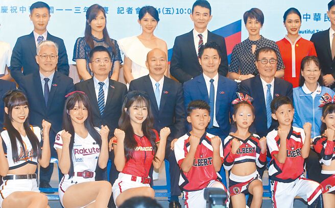 立法院长、国庆筹委会主委韩国瑜（二排左三）和台北市长蒋万安（二排右三）等人，4日一同说明今年国庆大会、焰火及晚会筹备状况，并和参与演出的啦啦队员合影留念。（赵双杰摄）