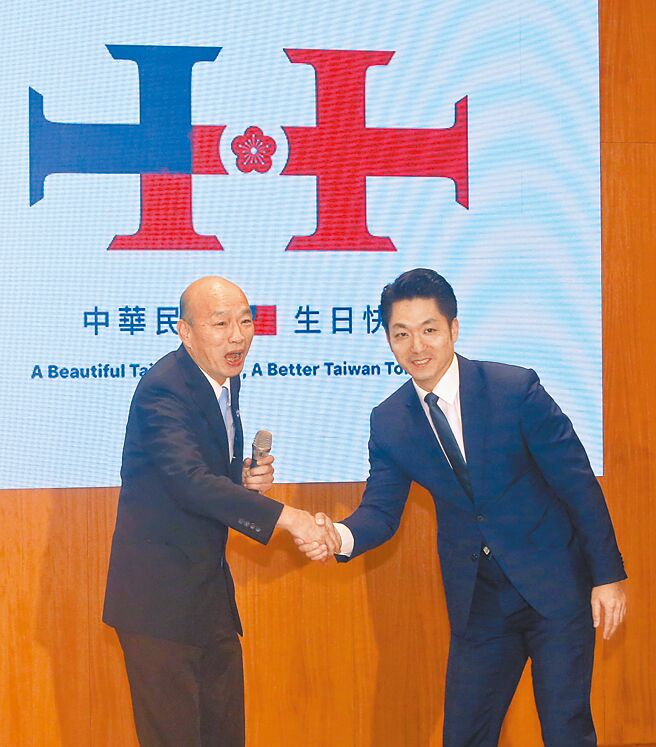 韩国瑜（左）、蒋万安两人握手致意。（赵双杰摄）