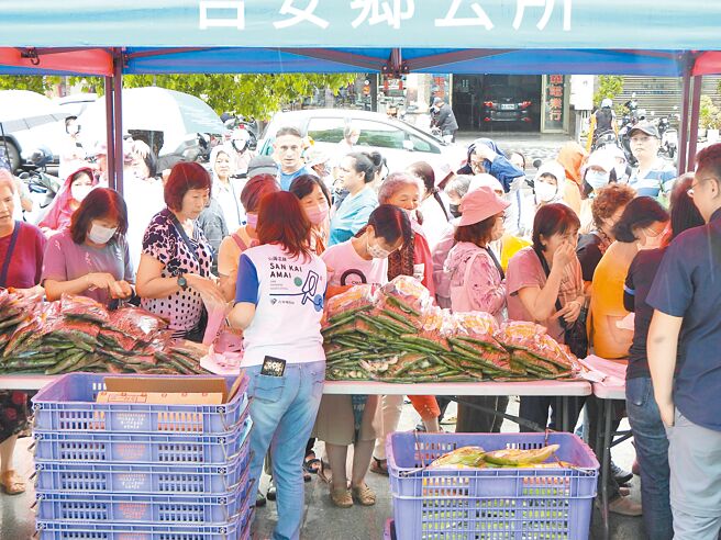 花蓮縣吉安鄉農會為減輕縣內農產因山陀兒颱風無法北運的損失，4日在遠東百貨前廣場舉辦快閃行銷市集，吸引大批鄉親搶購。（羅亦晽攝）