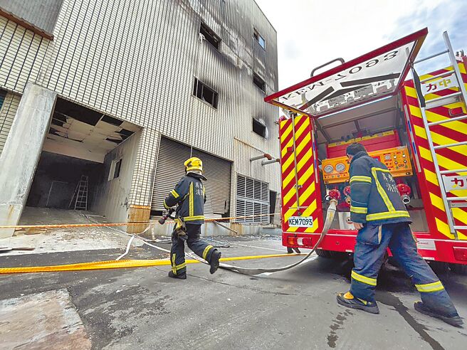 针对东港安泰医院9死事件，火调人员4日到场採证，以厘清起火原因，但期间化学消防车突然开进来，消防员立即着装备进入现场。（谢佳潾摄）
