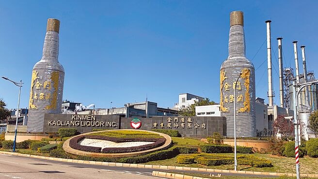 立法院7日擬邀請學者專家、22縣市政府舉行公聽會，推進《財劃法》修正。金門率先提出建言，要求金門、連江所徵收的菸酒稅，扣除成本之後，80％應保留分配給此兩縣市推動建設。（本報資料照片）（飲酒過量，有礙健康）