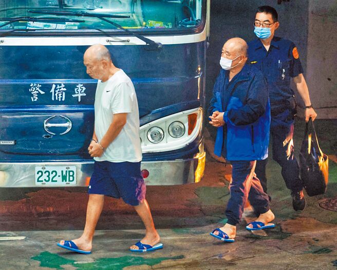 台北地檢署偵辦京華城案，4日首度提訊鼎越前董事長朱亞虎（左一）與應曉薇助理吳順民（左二）釐清案情。（鄧博仁攝）