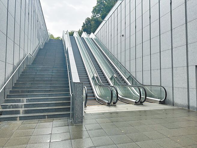 民進黨台北市議員陳怡君4日表示，大巨蛋入口周圍的電扶梯，頻頻傳出尖銳摩擦聲。（陳怡君提供／丁上程台北傳真）