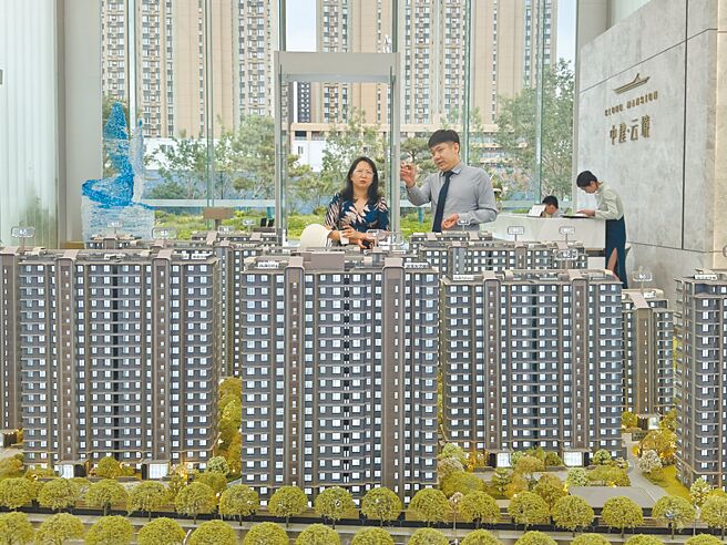 北京的房仲唐曉表示，他已經連續多日加班挑燈夜戰，「到今天下午已經帶看逾10組客戶，飯都顧不上吃」。圖為民眾在北京某建商接待中心了解建案資訊。（中新社）