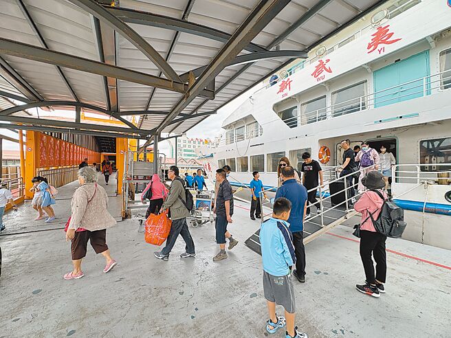 金門小三通受山陀兒颱風影響已停航2天，4日恢復廈門五通航線，但整日下來載客率平均僅約6成，並未如預期出現「爆滿」人潮。（于家麒攝）