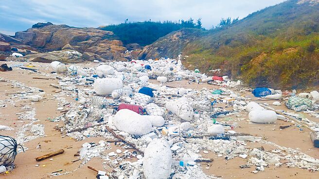 山陀儿颱风期间金门并无明显风雨，不过外围环流所引起的惊滔骇浪却将大量的海漂垃圾吹向金门沿岸，原本洁净美丽的欧厝沙滩一带更堆满了废弃的保丽龙，造成「另类灾情」。（民眾提供／于家麒金门传真）