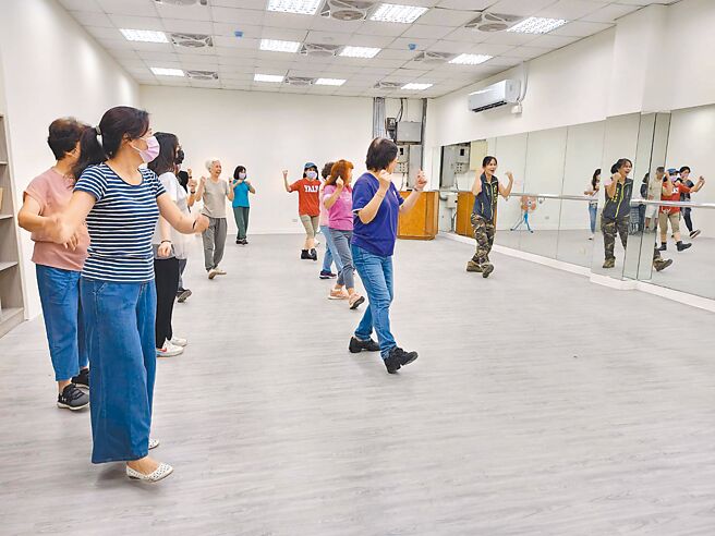 新店區中央市民活動中心1樓原本是倉庫，整修後已成為嶄新的多功能教室，可開辦各種增肌健腦多元的課程，也能作為社區關懷據點使用。（新店區公所提供／王揚傑新北傳真）