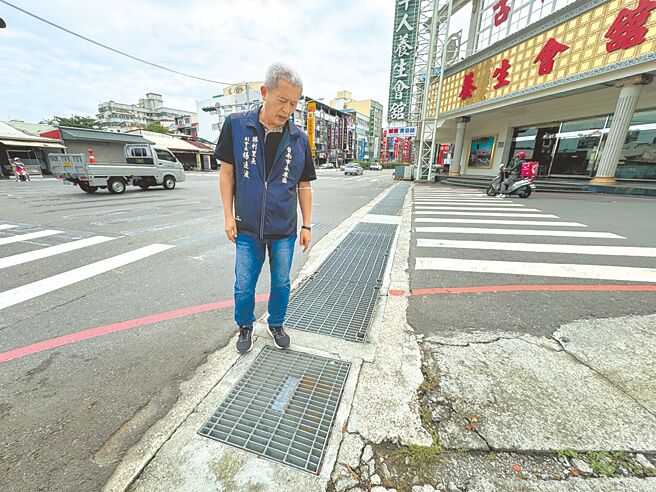 永康區勝利里長楊遠波表示，中華路與勝華街的路口雖有整排截流溝，但遇上豪雨和強降雨，雨水仍宣洩不及。（曹婷婷攝）