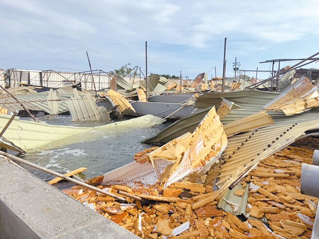 高雄林園北汕二路1家飼養白蝦和龍虎斑養殖場，搭建鐵皮遭吹落，鐵皮及泡棉全泡在養殖池中，加上又停電，業者苦不堪言。（洪靖宜攝）