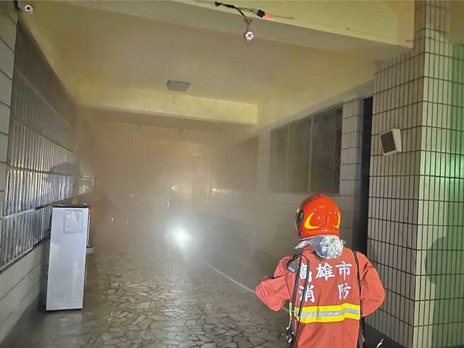 山陀兒颱風過境，高雄正興國中3日深夜傳火警，疑似是電線走火導致4樓輔導室沙發起火。（民眾提供／紀爰高雄傳真）