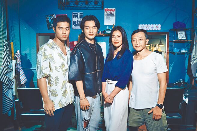 徐暐翔（左二）日前邀來高爾賢（左起）、梁湘華、導演楊雅喆合作拍攝MV。（索尼音樂提供）