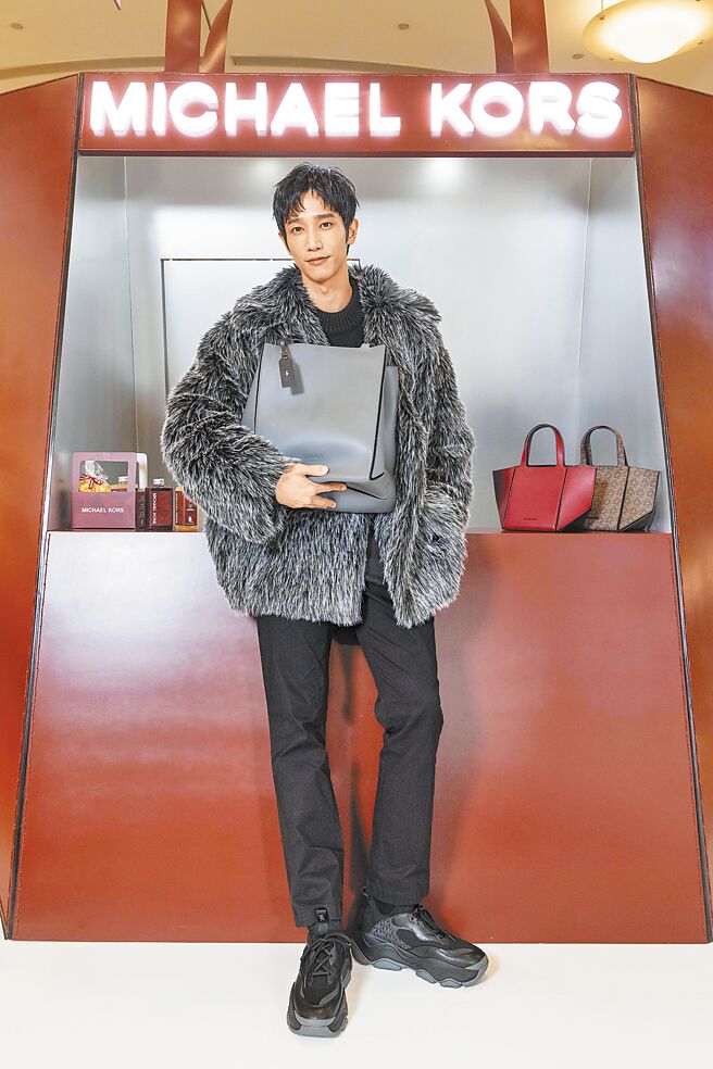 刘以豪出席MICHAEL KORS松弛「折」学快闪店活动。（吴松翰摄）