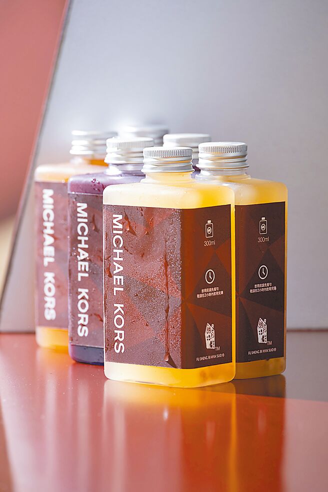 MICHAEL KORS松弛「折」学快闪店由「浮生避难所」独家供应三款限定调饮。（MICHAEL KORS提供）【饮酒过量 有碍健康】