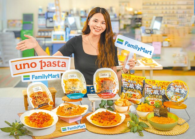 全家迎接食慾之秋，自有品牌uno pasta攜solo pasta推出正統義大利麵滿足老饕；同步推出東京無敵家大蒜豚骨醬油風味泡麵、零食等。（全家提供）