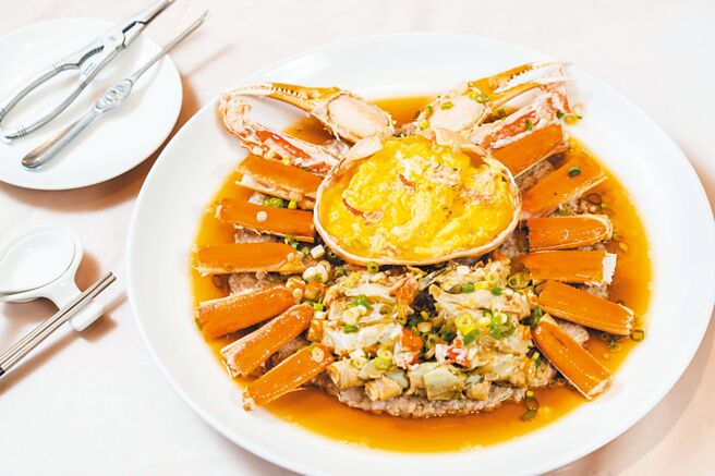 「松叶蟹蒸肉饼」以整只重达约1公斤的松叶蟹摆在黑毛猪制成的肉饼上，是粤菜「膏蟹蒸肉饼」的超级豪华版。（石智中摄）