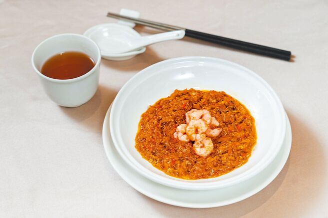 「Do Re Mi」吃得到醇厚的蟹膏和细致的蟹肉、弹脆的虾仁，可免沾手优雅品蟹。（石智中摄）