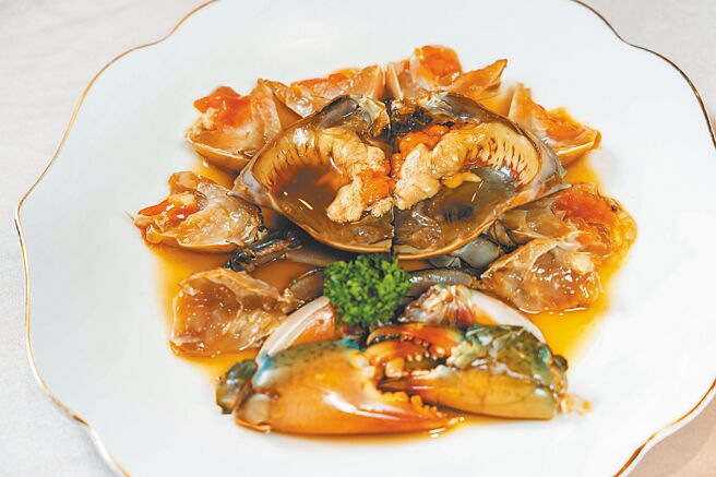 点水楼独卖的「醉膏蟹」，以3款中国江南黄酒赋予红蟳多层次的香气和风味，酒香浓郁，蟹冻Q滑。（石智中摄）