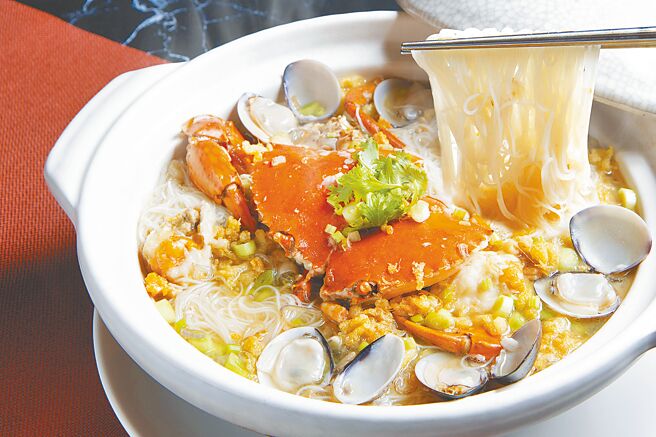 「红蟳米粉锅」米粉吸附满满汤汁精华，还可吃到咸鲜味美的红蟳，堪称经典美味。（点水楼提供）