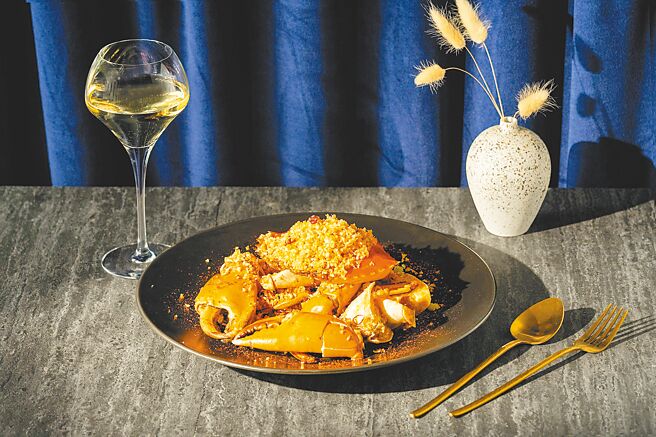 「避风塘炒沙公」辛香料与海鲜的甘甜相得益彰。（台北W饭店提供）（饮酒过量有碍健康）
