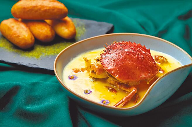 中西结合的「甜奶酒起司红蟳」，主厨揉合欧陆料理元素调制甜奶酒起司酱，为秋蟹增添创意。（玖尹提供）