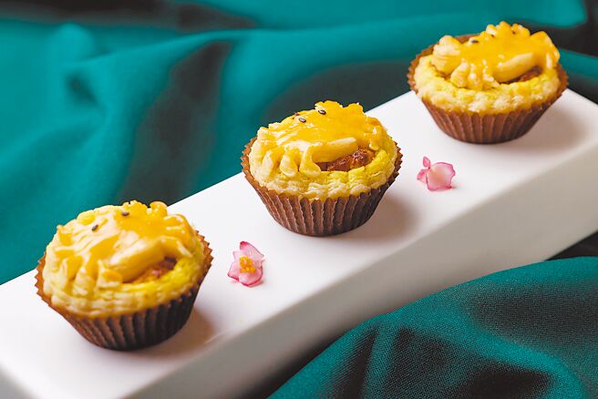 港点主厨手制的「红蟳蟹粉塔」，点缀金黄可爱小螃蟹，非常吸睛。（玖尹提供）