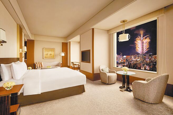 「璀璨101跨年住房专案」双人入住台北101景观房两晚，享丰盛早餐、精选红酒、迷你吧免费享用等礼遇。（台北远东香格里拉提供）