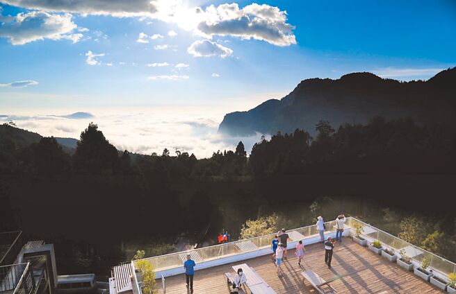 阿里山宾馆7楼景观台可360度视野无死角地欣赏阿里山五奇美景之一的壮丽云海。（阿里山宾馆提供）