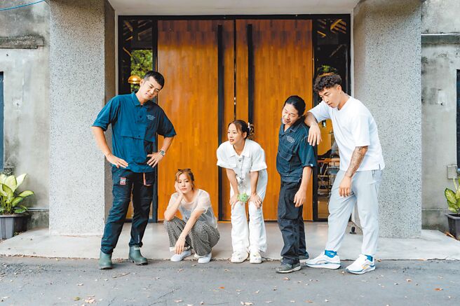 姚元浩（左起）、莎莎、鬼鬼、乱弹阿翔、郭泓志凌晨3点上工挑战百人办桌任务。（好看娱乐提供）