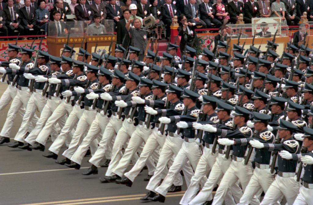 圖為民國80年國慶閱兵空軍官校學生踢正步通過閱兵台。（中時資料照）