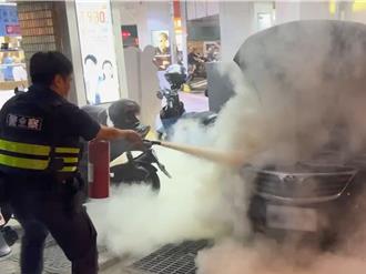 惊魂一刻！台中老车自燃 「警」急救援阻灾情扩大