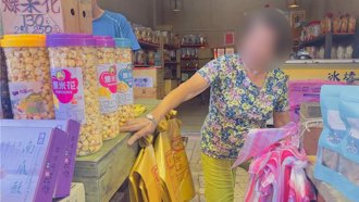 獨》金山老街淹成河商家受困3小時 怒批颱風假放錯時間