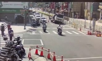 施工吊挂重物导致侧翻 驾驶紧急跳开险遭车压