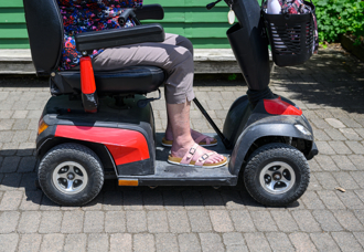 國小女童騎「電動代步車」載阿嬤 網驚呆：賣命小女孩