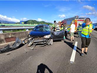 国道汐五高架三车连环事故！疑未保持车距导致