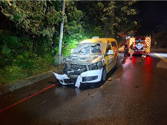 計程車不明原因起火！司機迅速下車逃一劫