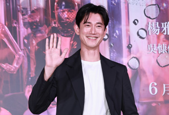 吳慷仁赴陸後首露面！ 現身釜山「揮手燦笑」真實狀態曝