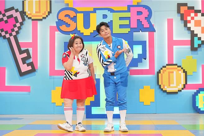 锺欣凌（左）、郭彦均因节目成为相知相惜的好友。（摘自脸书）