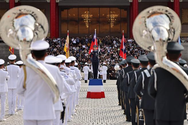 联合乐队悠扬的乐声，串联整场操演。（记者刘宸玮摄）