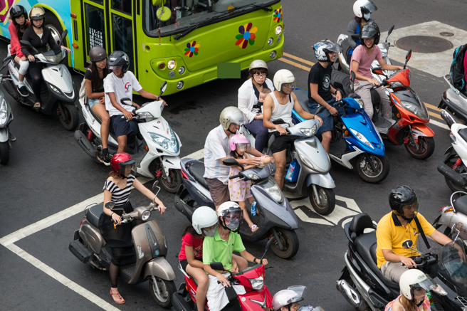 男子观察到台湾人下机车经常不脱安全帽。（示意图，shutterstock／达志）