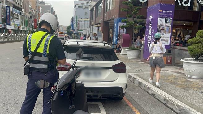 中市警二分局发现公车招呼站10公尺内常有汽机车违规停放占用，妨碍公车停靠动线，常引起塞车甚或酿成严重事故，即日起启动「公车停靠区」大执法。（中市警二分局提供／冯惠宜台中传真）