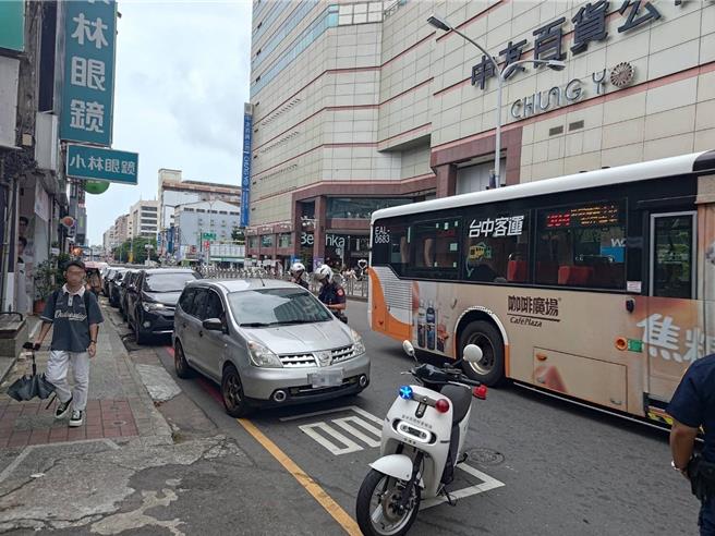 中市警二分局发现公车招呼站10公尺内常有汽机车违规停放占用，妨碍公车停靠动线，常引起塞车甚或酿成严重事故，即日起启动「公车停靠区」大执法。（中市警二分局提供／冯惠宜台中传真）