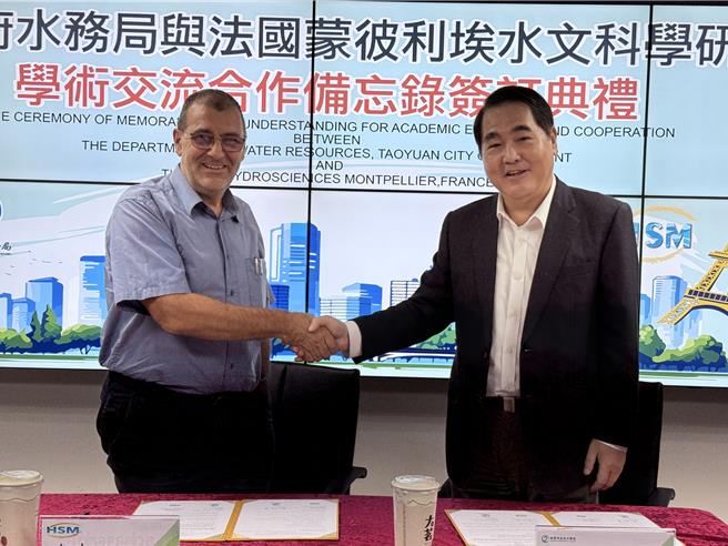 法国蒙彼利埃大学水文科学研究中心负责人拉夏萨尼尔到桃园和水务局长刘振宇签订学术交流合作备忘录。(水务局提供／蔡依珍桃园传真)