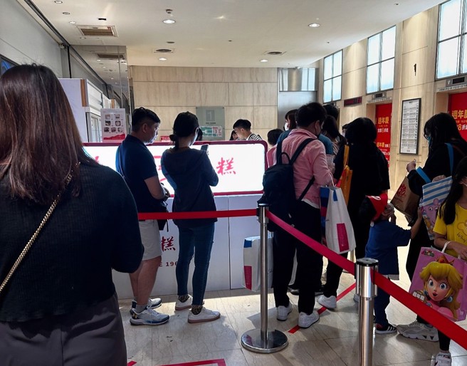 连锁蛋糕店红叶蛋糕10月在台中新光三越设立快闪柜。图为台北仁爱总店。（图／threads＠ovoliufai授权提供）