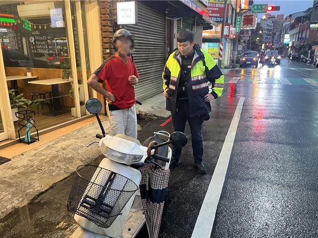 年近8旬的卓姓老翁以為機車不見，桃警憑老翁口袋中的一張發票，幫忙尋獲機車就停放在超商前，並未失竊。(翻攝照片／蔡依珍桃園傳真)
