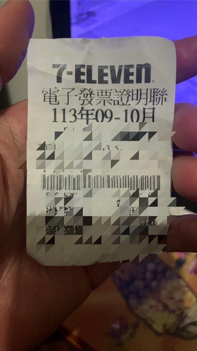 年近8旬的卓姓老翁以為機車不見，桃警憑老翁口袋中的一張發票，幫忙尋獲機車就停放在超商前，並未失竊。(翻攝照片／蔡依珍桃園傳真)